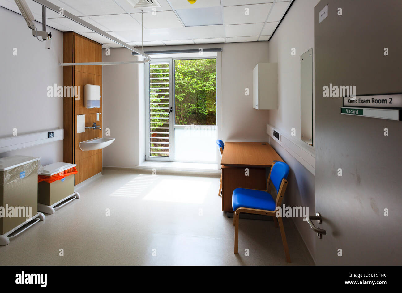 La clinica non occupato sala esame con il segno sulla porta Foto Stock