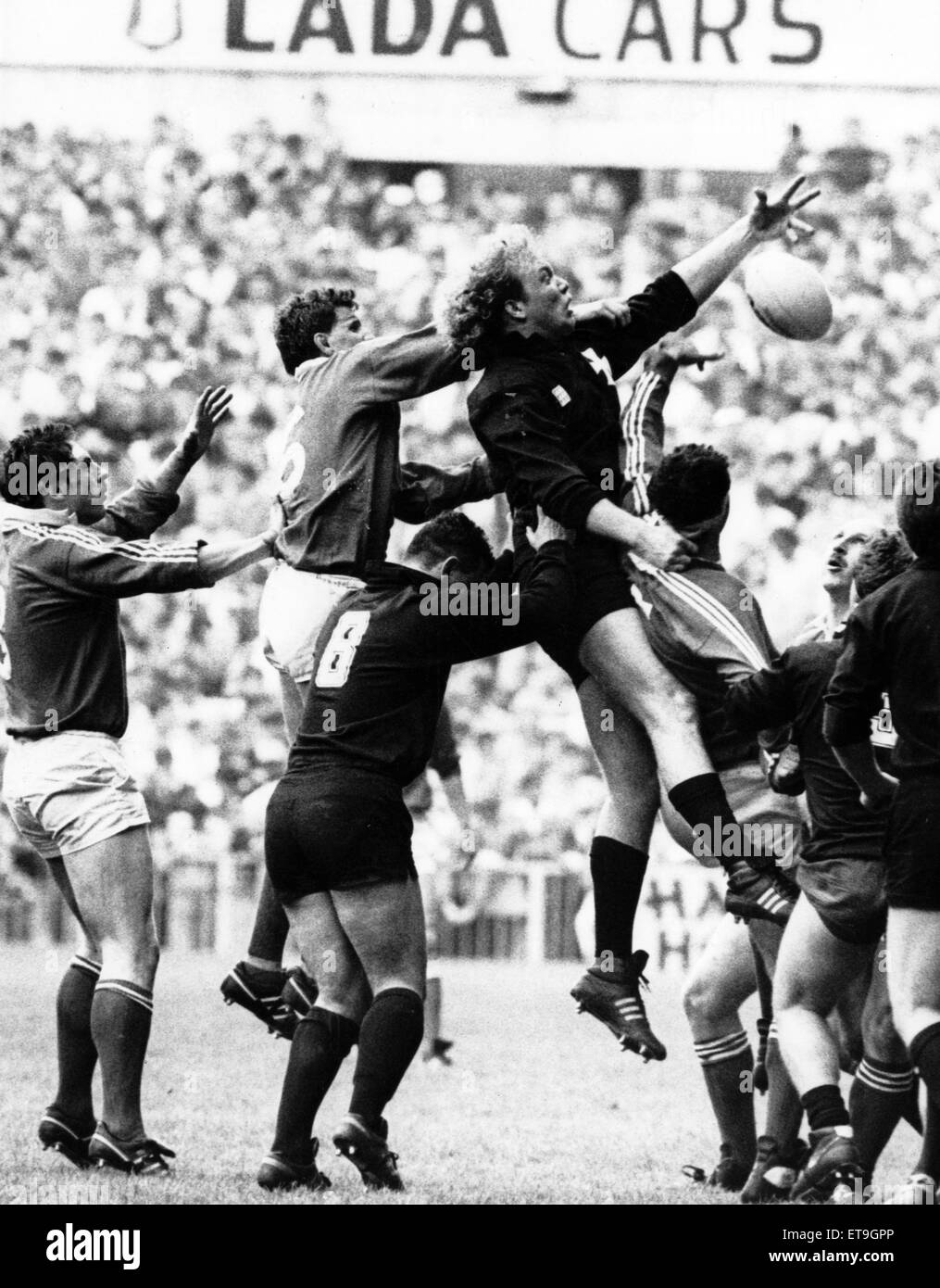 Welsh Rugby Union finale - Llanelli 28 - 13 Neath. Neath bloccare Andrew Kembery ottiene alcuni sfruttare per vincere la linea fuori la sfera di sabato. Il 7 maggio 1988. Foto Stock