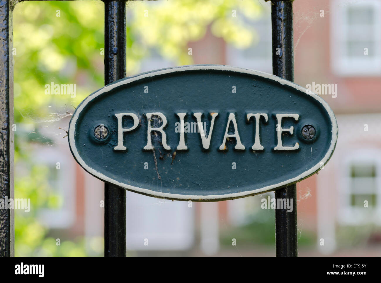 Segno privato in un giardino frontale gate, REGNO UNITO Foto Stock