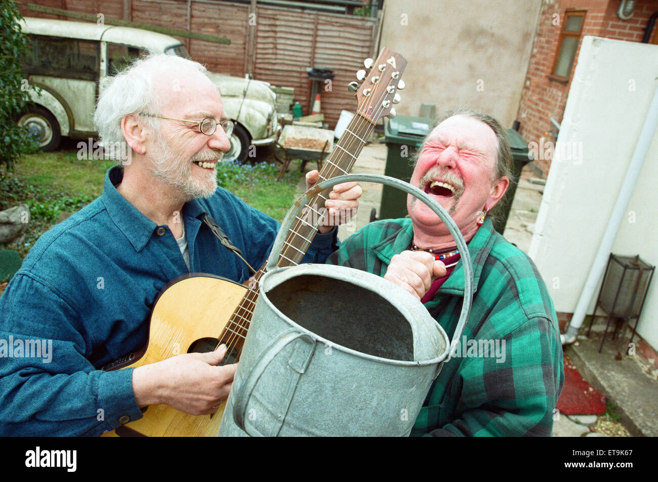 Il nuovo e moderno che idiota Band... come essi sono ora, Rob Armstrong (sinistra) e l'asta Felton. Il 9 aprile 2002. Foto Stock