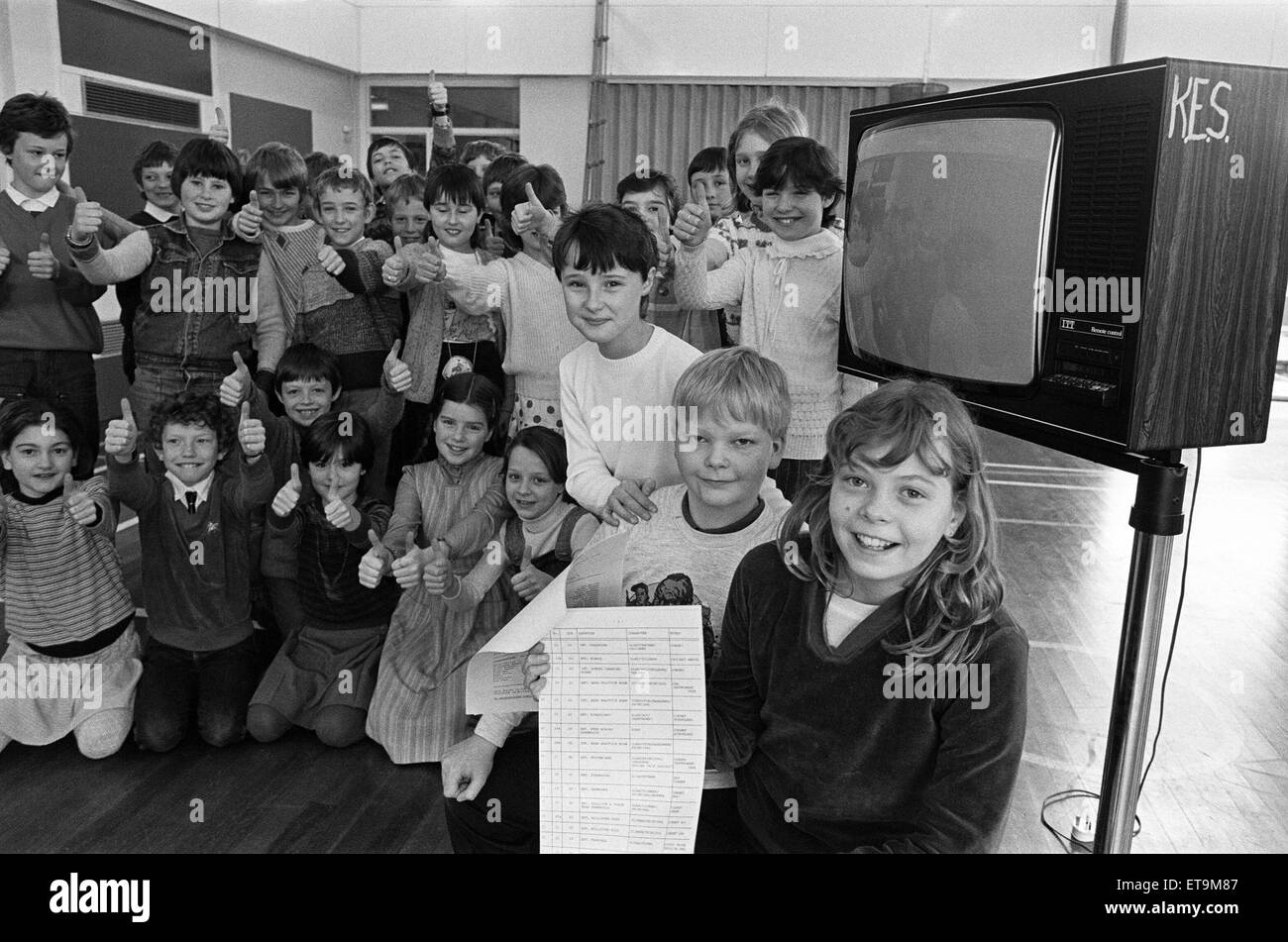 Pronti per andare davanti alle telecamere - questi giovani dalla classe quattro a Slaithwaite Scuola Junior chi sarà "extra in un gioco di essere girato alla scuola di YTV dopo Pasqua. Lettura dello script del gioco d'argento, tromba, guardato da compagni di classe, sono Fay cadde, Stephen Eastwood e Tracey Finis. La tromba di argento è previsto per la tre giorni alla pellicola a Slaithwaite - ma potrebbe essere di un anno o più prima che i ragazzi che prendono parte di arrivare a vedere se stessi in TV. Il 1 aprile 1985. Foto Stock