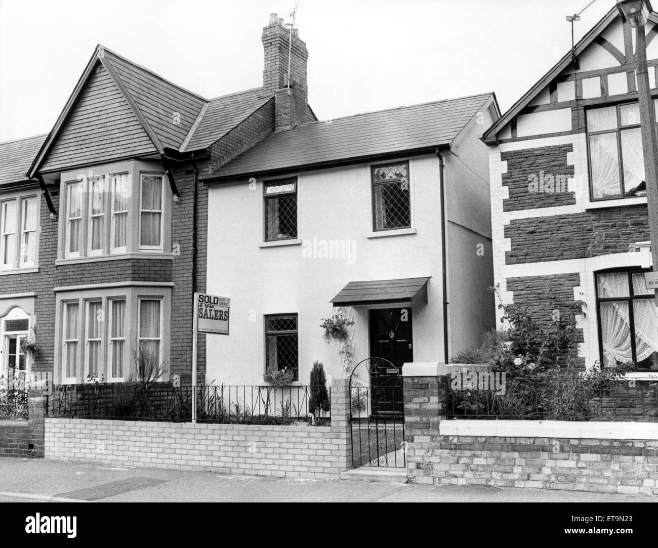 Un vecchio di secoli cottage, forse il più antico di Cardiff sarà presto dando il benvenuto a un nuovo residente-la sua attuale proprietario è la vendita di fino e spostando in California. Quando è stato costruito intorno al 1740 a due in alto e due in basso 'ty bach twt' cottage, in che cosa ora è Romilly Road, Cardiff, è stata la casa di Gardner di una delle grandi case che utilizzato per dominare il campo. Una volta che si è levato in piedi sul proprio frutteto, circondato da fiori e verde dei campi, ma 50 anni fa era tutto ma inghiottito quando un generatore locale eretta la terrazza case che doveva diventare Romilly Road. (Foto) Romilly Road, 8 settembre 1983 Foto Stock