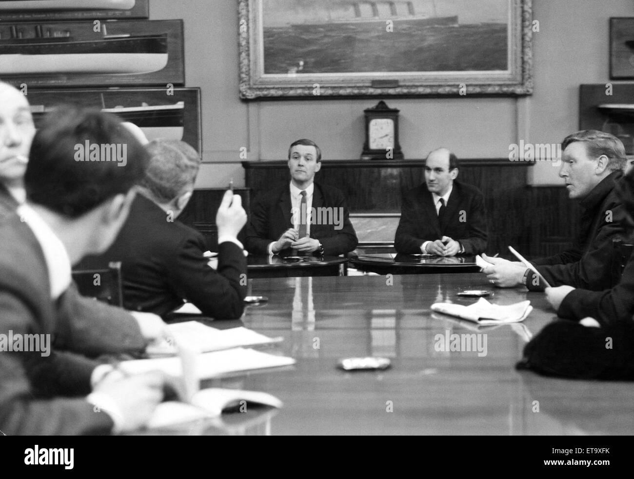 Tony Benn, era un partito laburista britannico politico che è stato un membro del Parlamento (MP) per 50 anni, morì il 14 marzo 2014. Qui illustrato, Manager della tecnologia Anthony Wedgwood Benn e managing director Graham Strachan della John Brown Engineering faccia la stampa nel modello di camera JBE a Clydebank. Il tema è stato la difficoltà del QE2. Il 12 febbraio 1969. Foto Stock