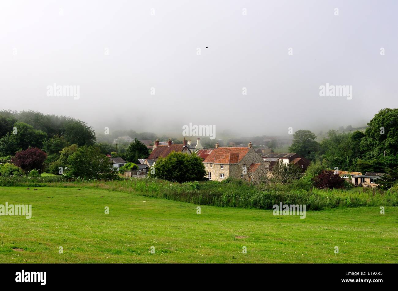 Borgo inglese sull'Isola di Wight sommerso sotto una coltre di nebbia Foto Stock