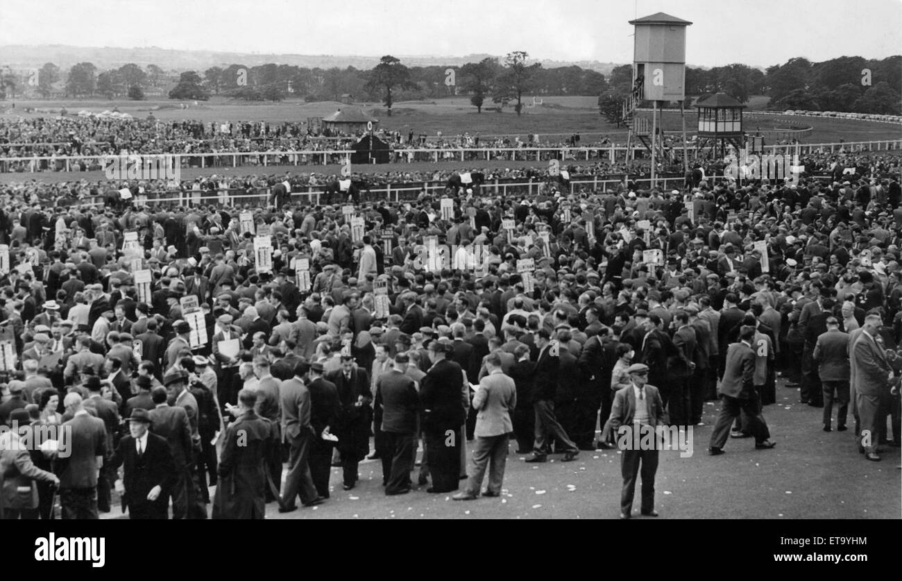 Allibratore sta mostrando come piccolo banner tra la folla a Newcastle Southampton Park Race Course sulla piastra di Northumberland giorno 27 Giugno 1961 Foto Stock