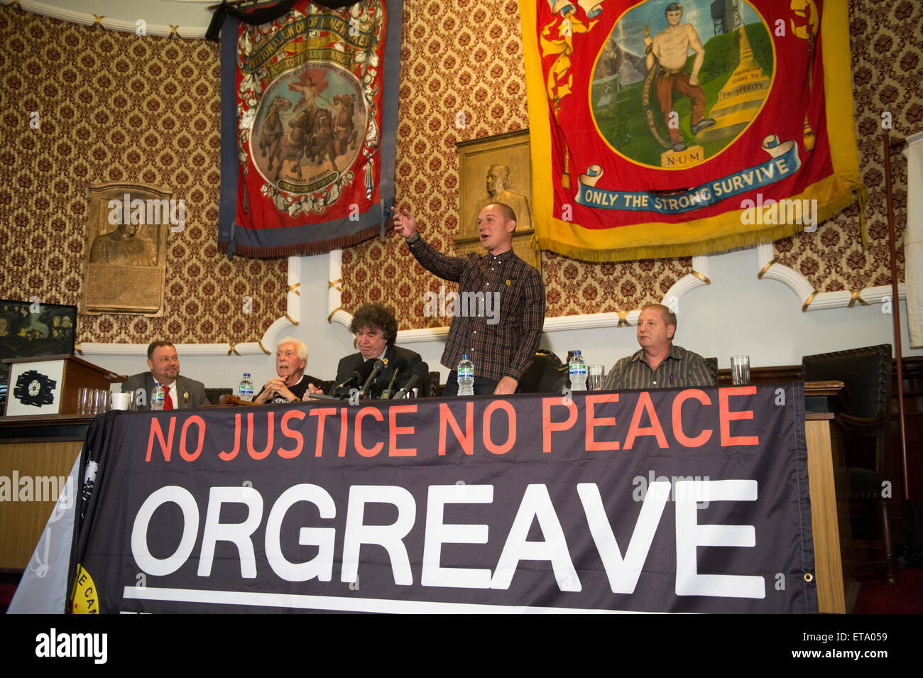 Barnsley, nello Yorkshire, Regno Unito. 12 Giugno, 2015. A Barnsley sede dell'NUM, membri dell'Orgreave verità e giustizia campagna rilasciare le conclusioni del rapporto IPCC a Orgreave Cokeria nel 1984. L-R Chris Cucina (Presidente NUM), Granville Williams (la verità e la giustizia Campiagn) Chris grattacieli Skidmore (Area dello Yorkshire Presidente, NUM), Joe Rollin (Unite l'Unione) Paolo Inverno (miner arrestati a Orgreave) Credito: Mark Harvey/Alamy Live News Foto Stock