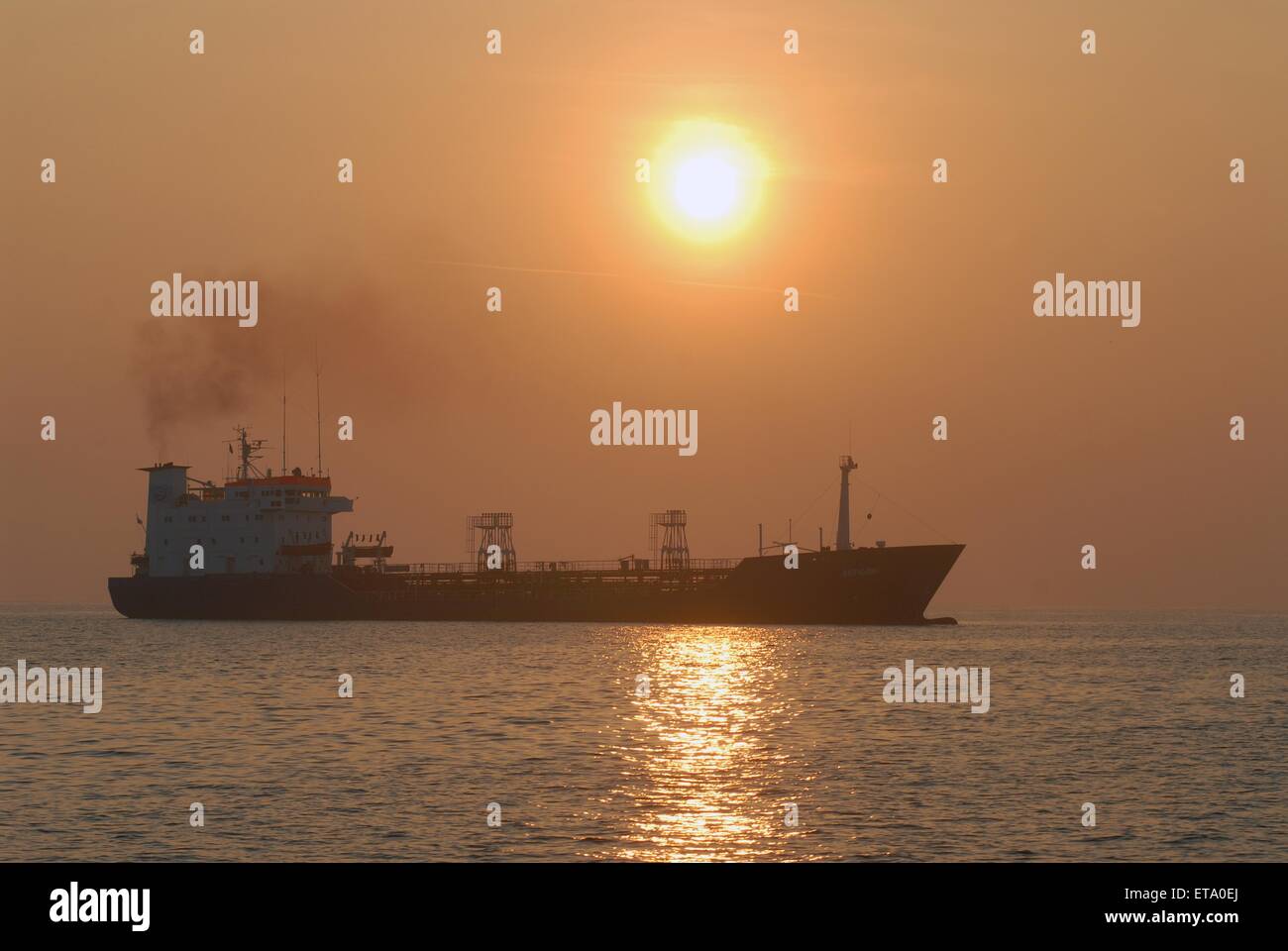 Petroliera nave in navigazione nel mare Adriatico settentrionale (Italia) Foto Stock