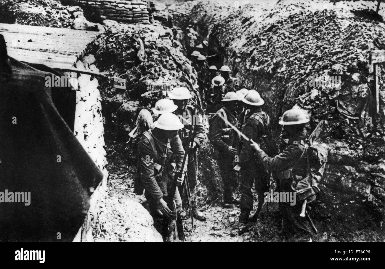 Gli uomini del 1 ° Lancashire Fusileers baionette fissaggio prima che il loro assalto su Beaumont-Hamel, le Somme Picardia, nel nord della Francia. Il 1 luglio 1916. La Prima guerra mondiale. Il battaglione ha 485 feriti quel giorno, dei quali 180 ufficiali e uomini sono stati uccisi. Facevano parte della ventinovesima divisione. 1 Luglio 1915 Foto Stock