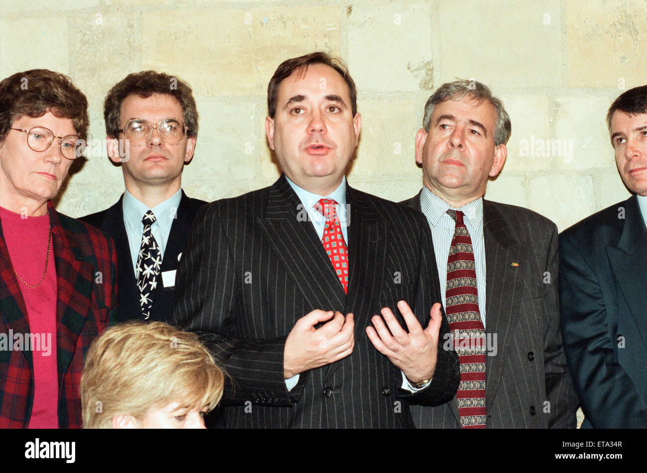 MPs, compresi SNP Alex Salmond, che supportano divieto di armi da fuoco dopo il massacro di Dunblane con team di forze di polizia e i bambini i genitori di un appello a favore di un divieto completo. 12 novembre 1996. Foto Stock