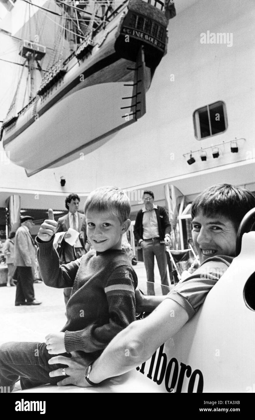 Quando sette-anno-vecchio tifoso di calcio Ian Stuart Knaggs di Glaisdale passeggiato in Middlesbrough centro di Cleveland ieri non poteva credere ai suoi occhi quando ha urtato uno dei suoi eroi, Newcastle United Peter Beardsley, a Marlboro Road Show stan Foto Stock