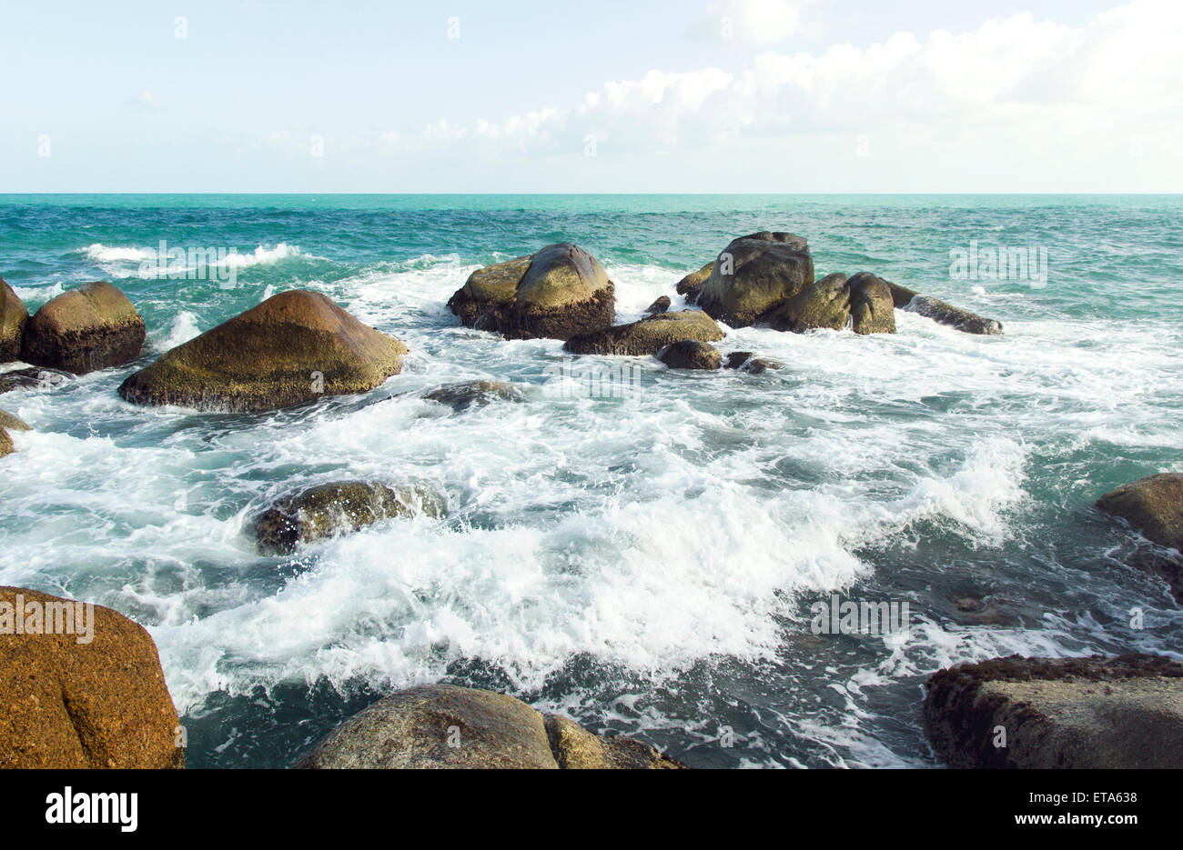 Le onde del mare, spruzzi di acqua e schiuma bianca. estate natura scenic Foto Stock