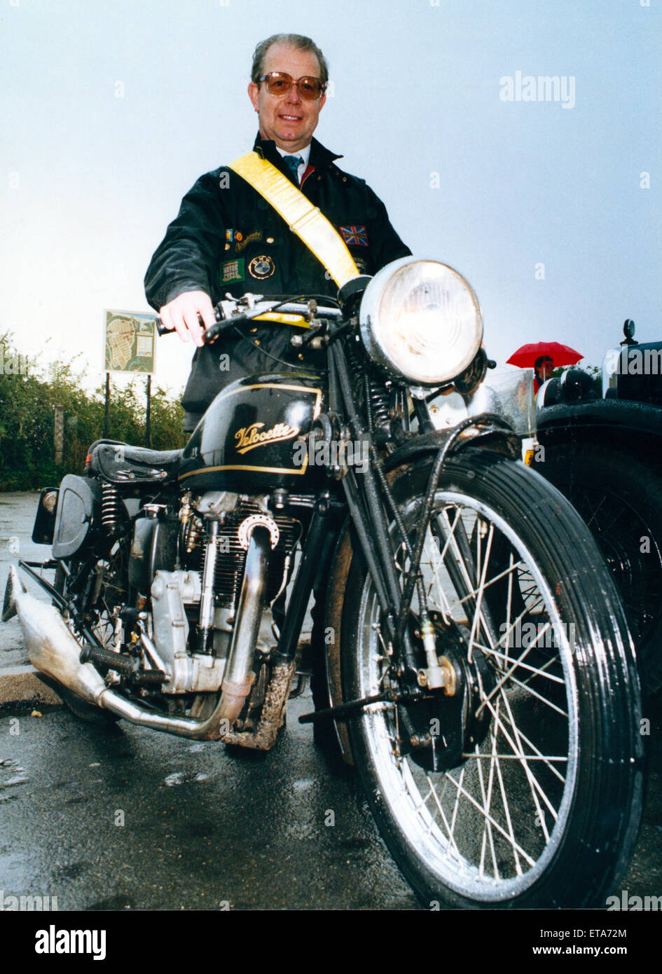 John Fawcett è raffigurato con i suoi 1937 Velocette che egli possedeva per 22 anni. Giovanni, che vive a Marton, era una delle tante bici e i proprietari di auto che hanno preso le loro magnifiche macchine lungo le recenti celebrazioni vittoriano in Saltburn. Il 9 agosto 1992. Foto Stock