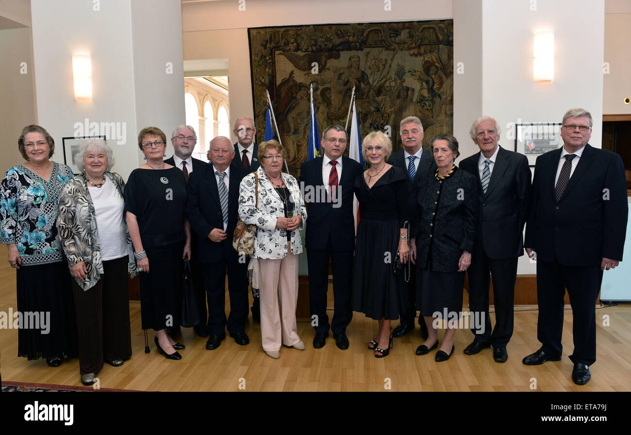 Il Ministro degli Esteri Lubomir Zaoralek decora 12 personalità con l annuale Gratias Agit premio per diffondere il buon nome della Repubblica ceca all'estero oggi, venerdì, 12 giugno 2015, a Praga, Repubblica Ceca. Sulla foto da sinistra a destra: Dolores Ljiljana Bata Arambasic, Ilse Reiner-EIichner, Ivana e Jan Benda, Vjenceslav Herout, Janis Krastins Kristina Jurosz-Landova, Lubomir Zaoralek, Lida Sandera, Michal Wittmann, Giuseppe Czernin, vedova, Jacek Baluch e Jan Olafsson. (CTK foto/Katerina Sulova) Foto Stock