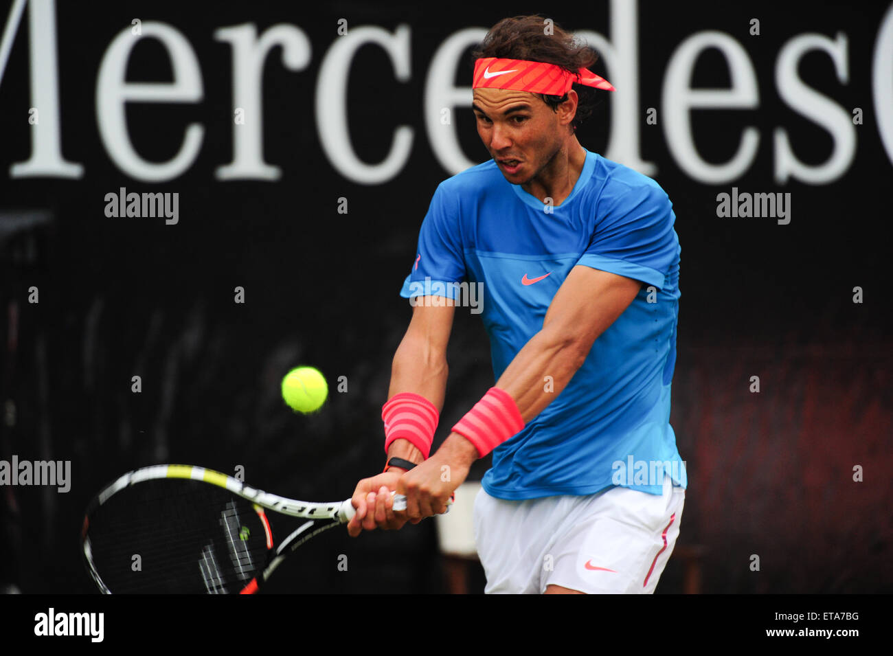Stuttgart, Germania. 12 Giugno, 2015. Rafael Nadal restituisce la palla con il rovescio durante il trimestre finale della Mercedes Cup di Stoccarda. Foto Stock
