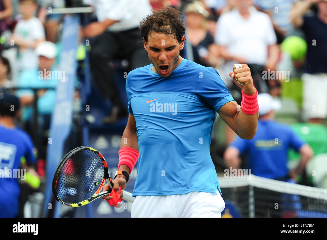 Stuttgart, Germania. 12 Giugno, 2015. Rafael Nadal festeggia dopo aver sconfitto Bernard Tomic (AUS) con 6:4, 6:7, 6:3 e ad avanzare per la semi finale del Mercedes Cup di Stoccarda. Foto Stock