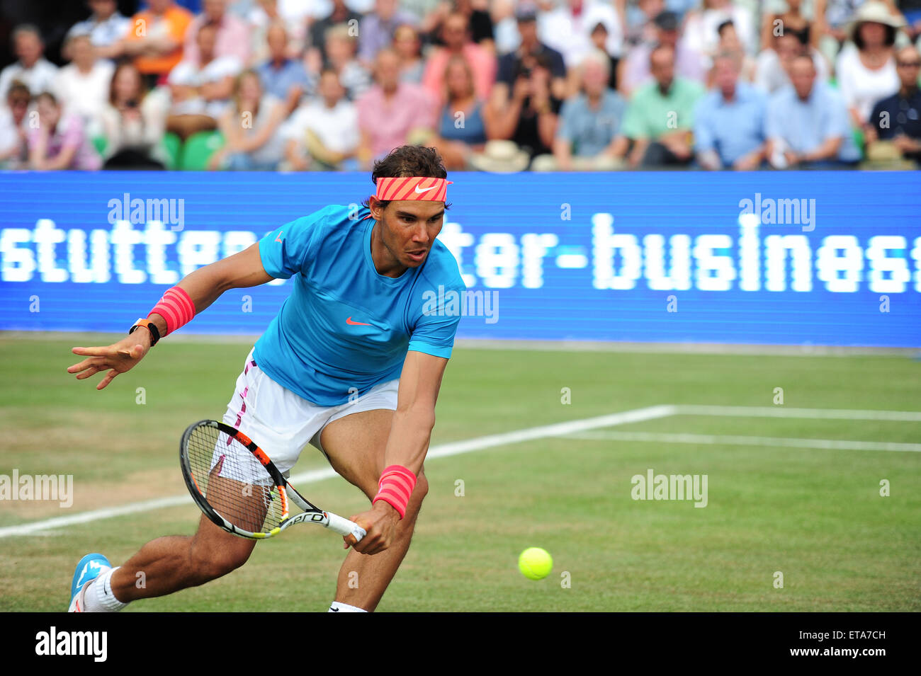 Stuttgart, Germania. 12 Giugno, 2015. Rafael Nadal durante il trimestre finale della Mercedes Cup di Stoccarda. Foto: Miroslav Dakov/ Alamy Live News Foto Stock