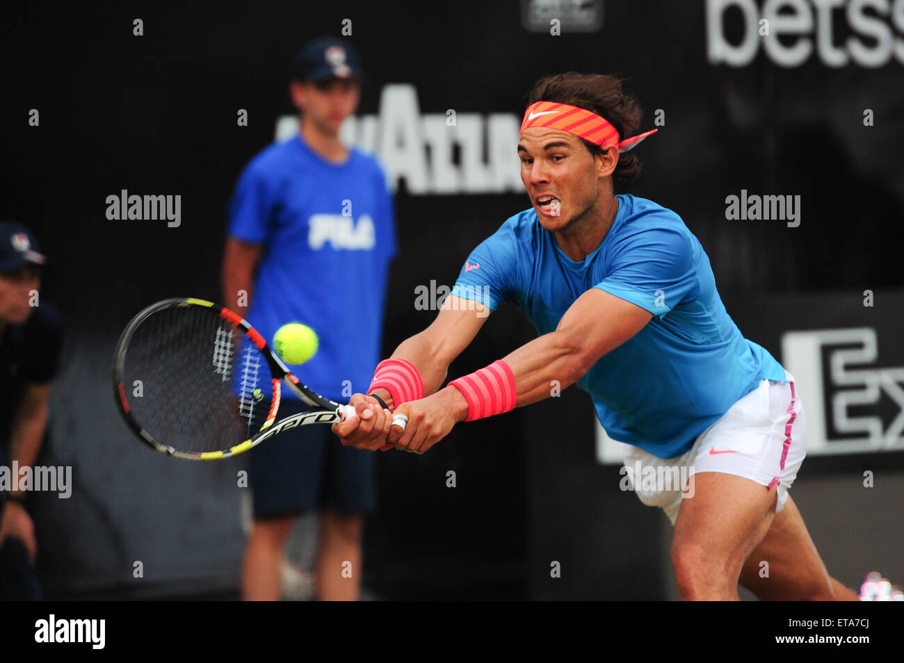 Stuttgart, Germania. 12 Giugno, 2015. Rafael Nadal raggiunge per la palla per durante il trimestre finale della Mercedes Cup. Foto: Miroslav Dakov/ Alamy Live News Foto Stock