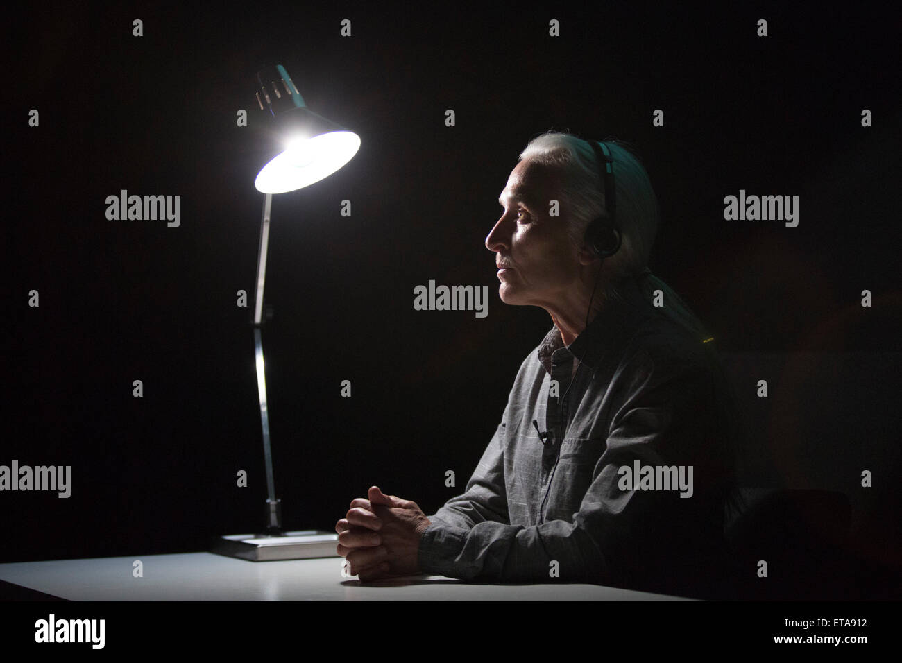 Teatro irlandese artista Olwen Fouéré esegue una lettura di Samuel Beckett la suggestiva breve testo in prosa "Lessness', semplicemente in scena in un ambiente intimo. Parte del 2015 International Beckett stagione presso il Barbican Centre. Concetto, allestimento e design by Olwen Fouéré, Kellie Hughes e Sarah Jane Sheils. Spettacoli si svolgono presso l Auditorium Frobisher 2 dal 5 al 8 giugno 2015. Foto Stock