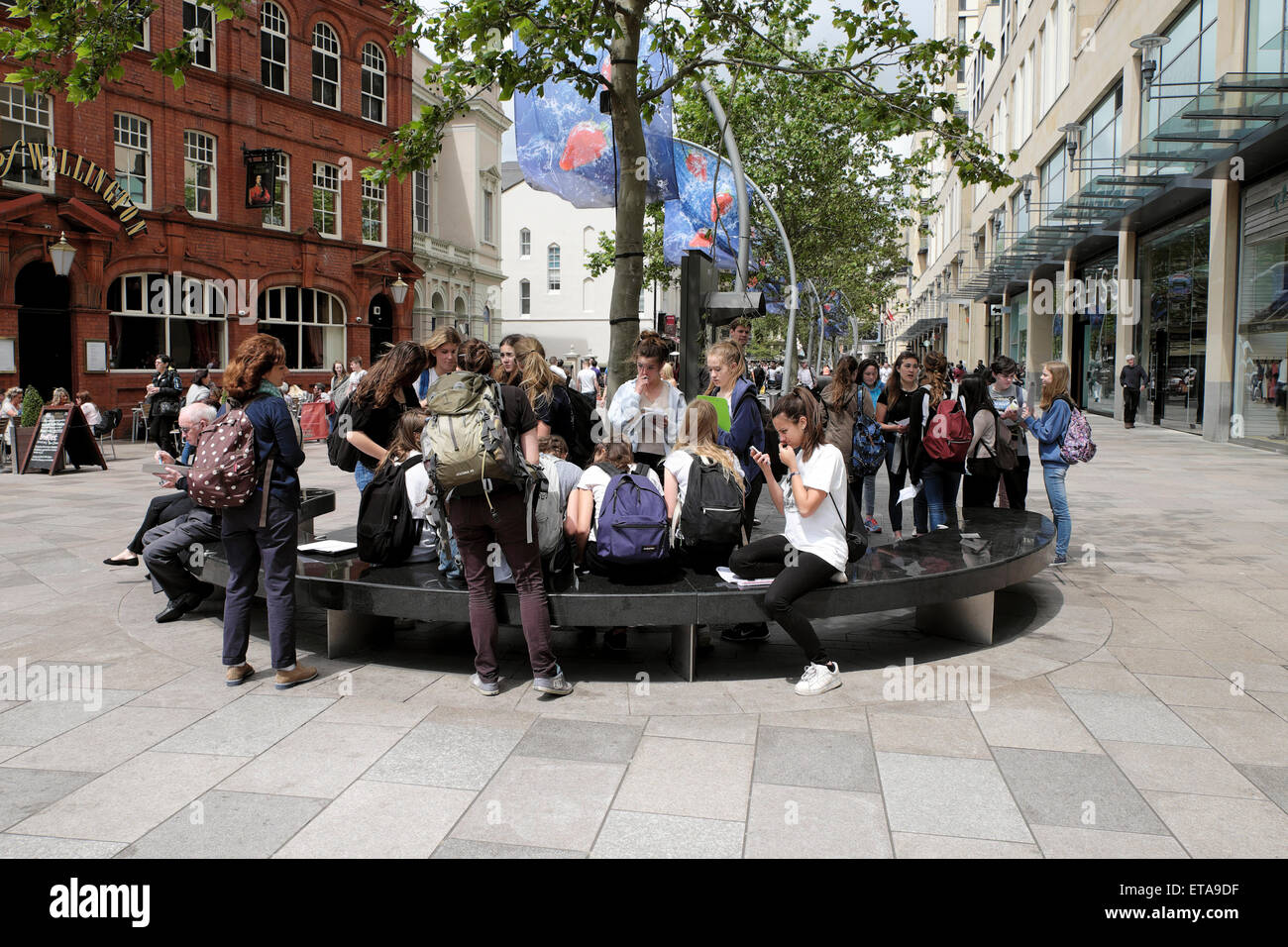 Tour dello studente gruppo di ragazze adolescenti rilassante nel centro di Cardiff su una soleggiata giornata estiva in giugno, Wales UK KATHY DEWITT Foto Stock