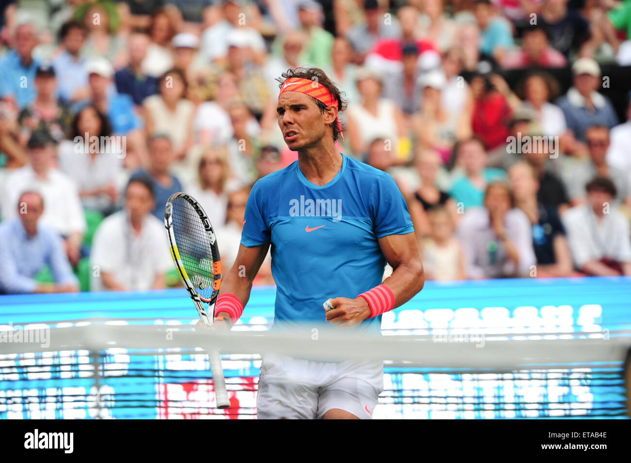 Stuttgart, Germania. 12 Giugno, 2015. Rafael Nadal cheers durante il trimestre finale della Mercedes Cup di Stoccarda. Foto: Miroslav Dakov/ Alamy Live News Foto Stock