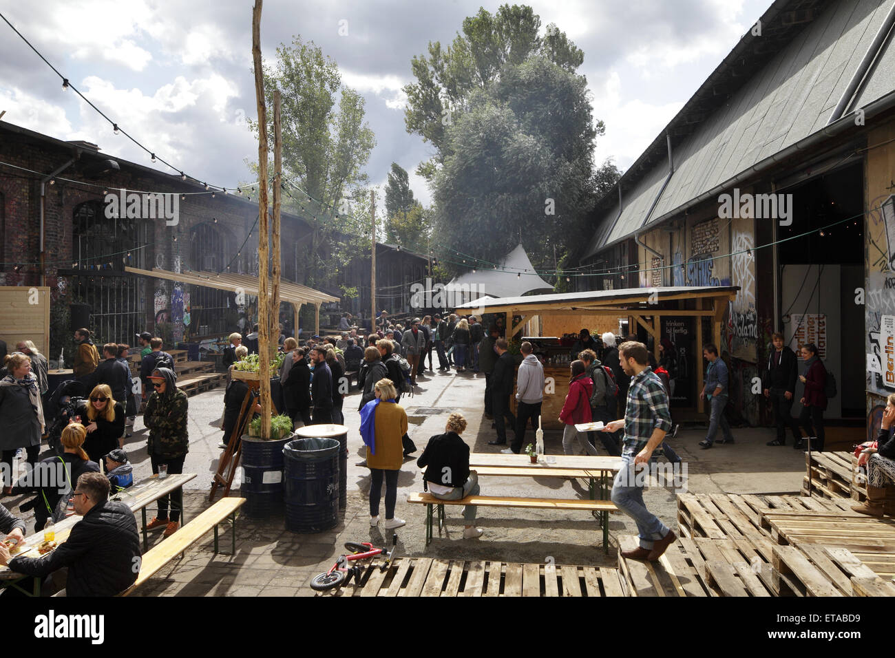 Berlino, Germania, i visitatori per il composto grezzo in Revaler Street Foto Stock
