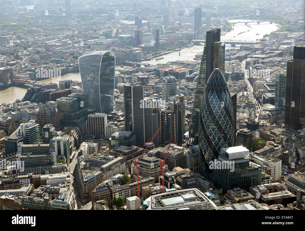 Panoramica vista aerea di Londra che includono la città, cetriolino, walkie talkie building & Cheesegrater, e Thames, Regno Unito Foto Stock