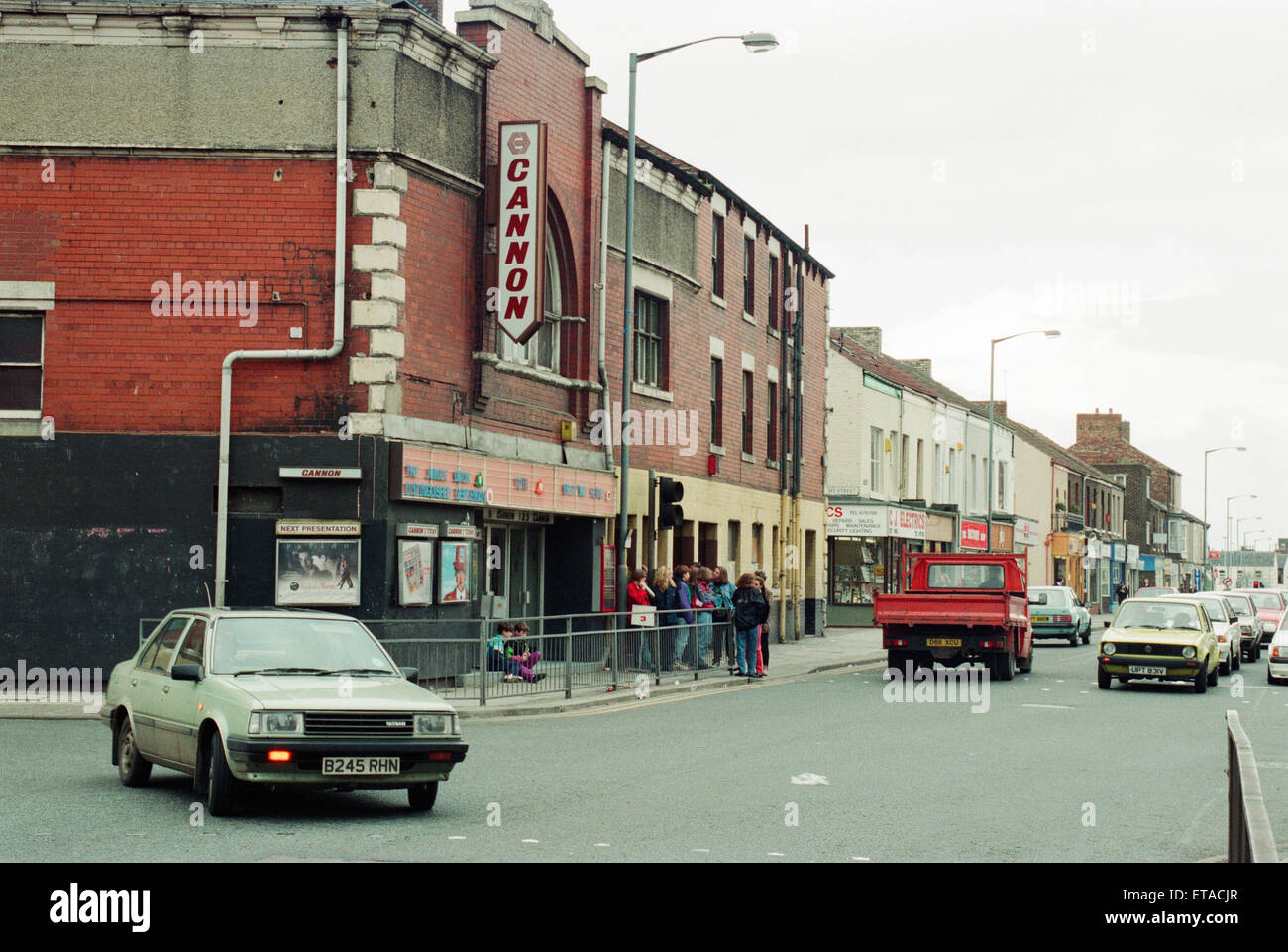 Cannon cinema e negozi lungo il Prince Regent Street, Stockton, grazie per essere demolita, raffigurato il 6 aprile 1993. Foto Stock