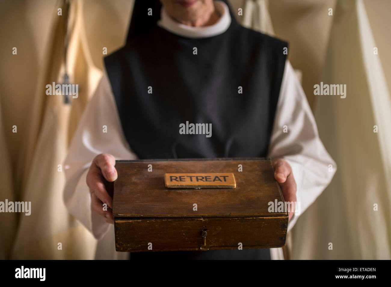 Una suora cistercense con un box etichettato 'Retreat' a Santa Croce abbazia vicino Whitland, Pembrokeshire Wales, Regno Unito Foto Stock