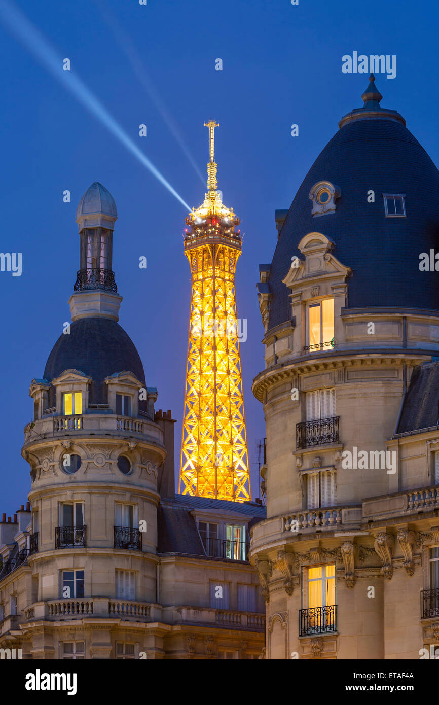 Torre Eiffel vista dal quartiere di Passy, Parigi, Francia Foto Stock