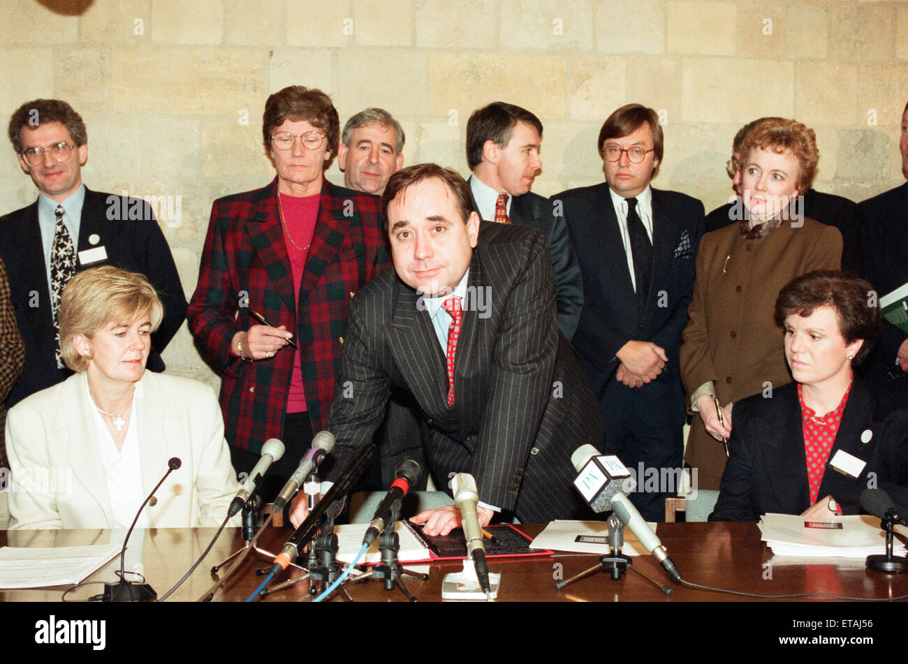MPs, compresi SNP Alex Salmond, che supportano divieto di armi da fuoco dopo il massacro di Dunblane con team di forze di polizia e i bambini i genitori di un appello a favore di un divieto completo. 12 novembre 1996. Foto Stock