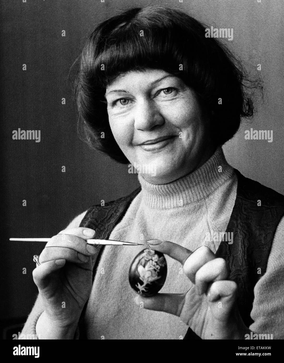 Il guscio delle uova di finitura dalla delicata pennellata di Educatore Dorothy Beaumont da Tynemouth, 3 aprile 1976. Foto Stock