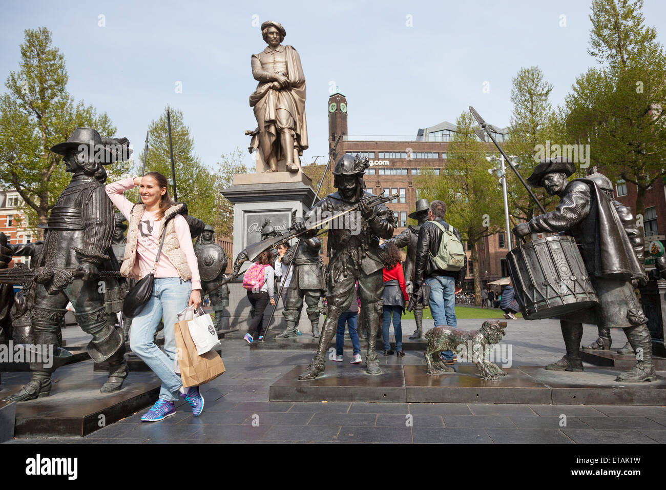 I turisti pongono di fronte di bronzo Ronda di Notte di Rembrandt sulla piazza di amsterdam Foto Stock