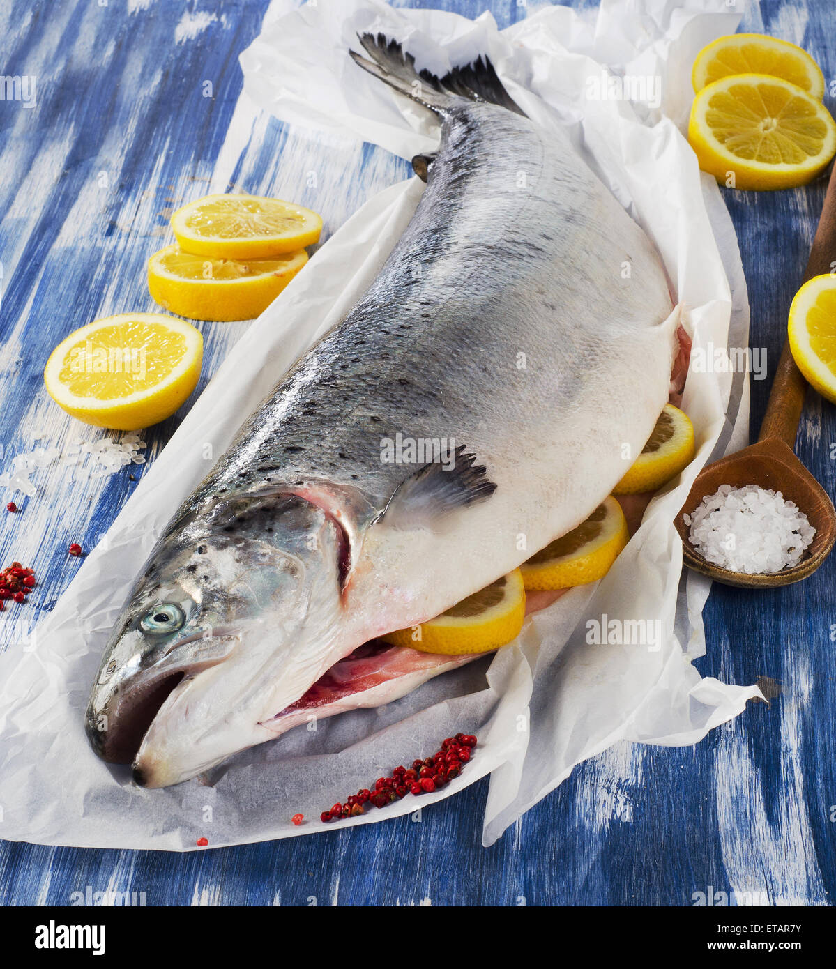 Salmone con limone e spezie . Cibo sano Foto Stock