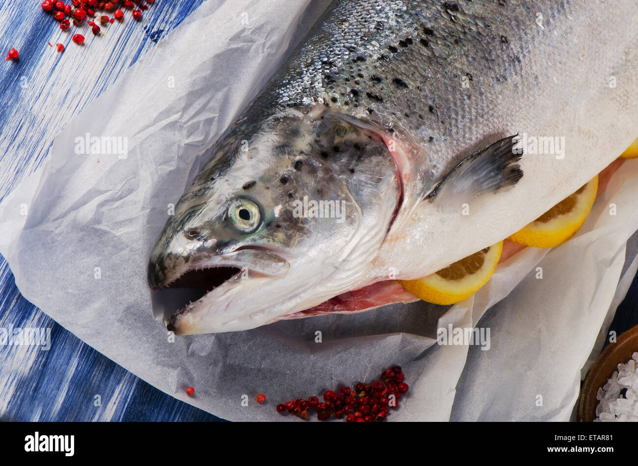 Materie Salmone con limone e spezie . Cibo sano Foto Stock