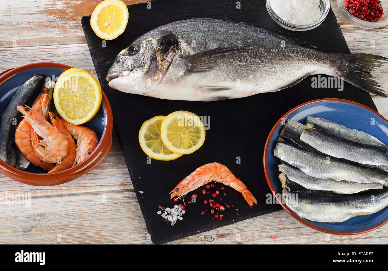 Pesce fresco con spezie , sale e gamberetti - cibo sano. Concetto di dieta. Foto Stock