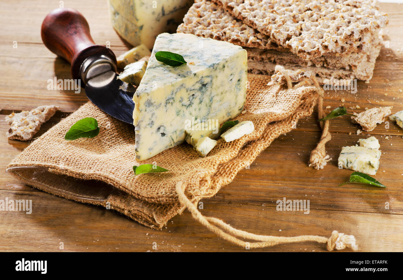 Formaggio blu su sfondo di legno. Messa a fuoco selettiva Foto Stock