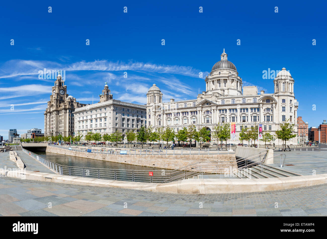 Royal Liver, Cunard e il porto di Liverpool edifici con Liverpool Canal Link in primo piano, Pier Head, Liverpool, England, Regno Unito Foto Stock