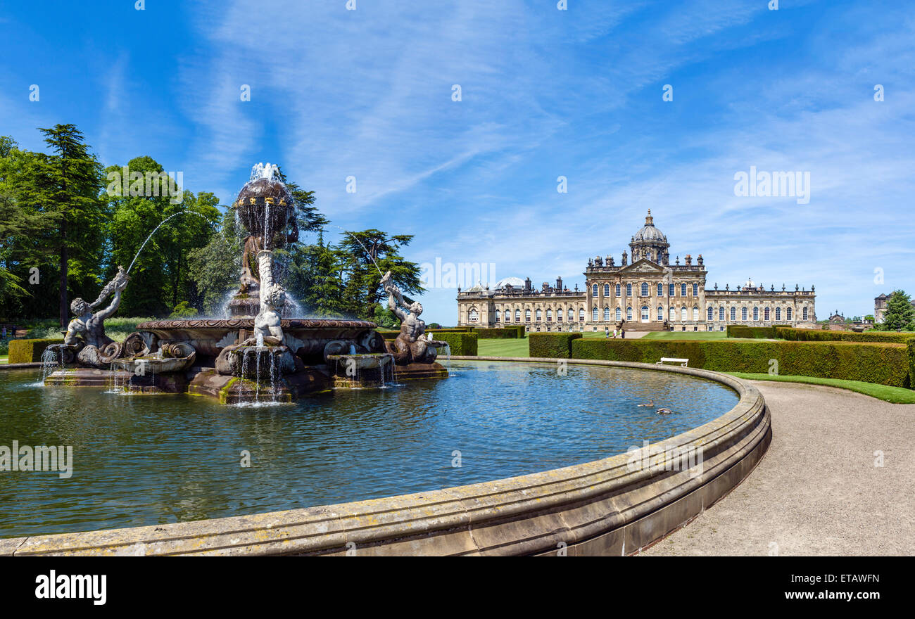 La facciata meridionale con la fontana di Atlas in primo piano, Castle Howard, vicino a York, North Yorkshire, Inghilterra, Regno Unito Foto Stock