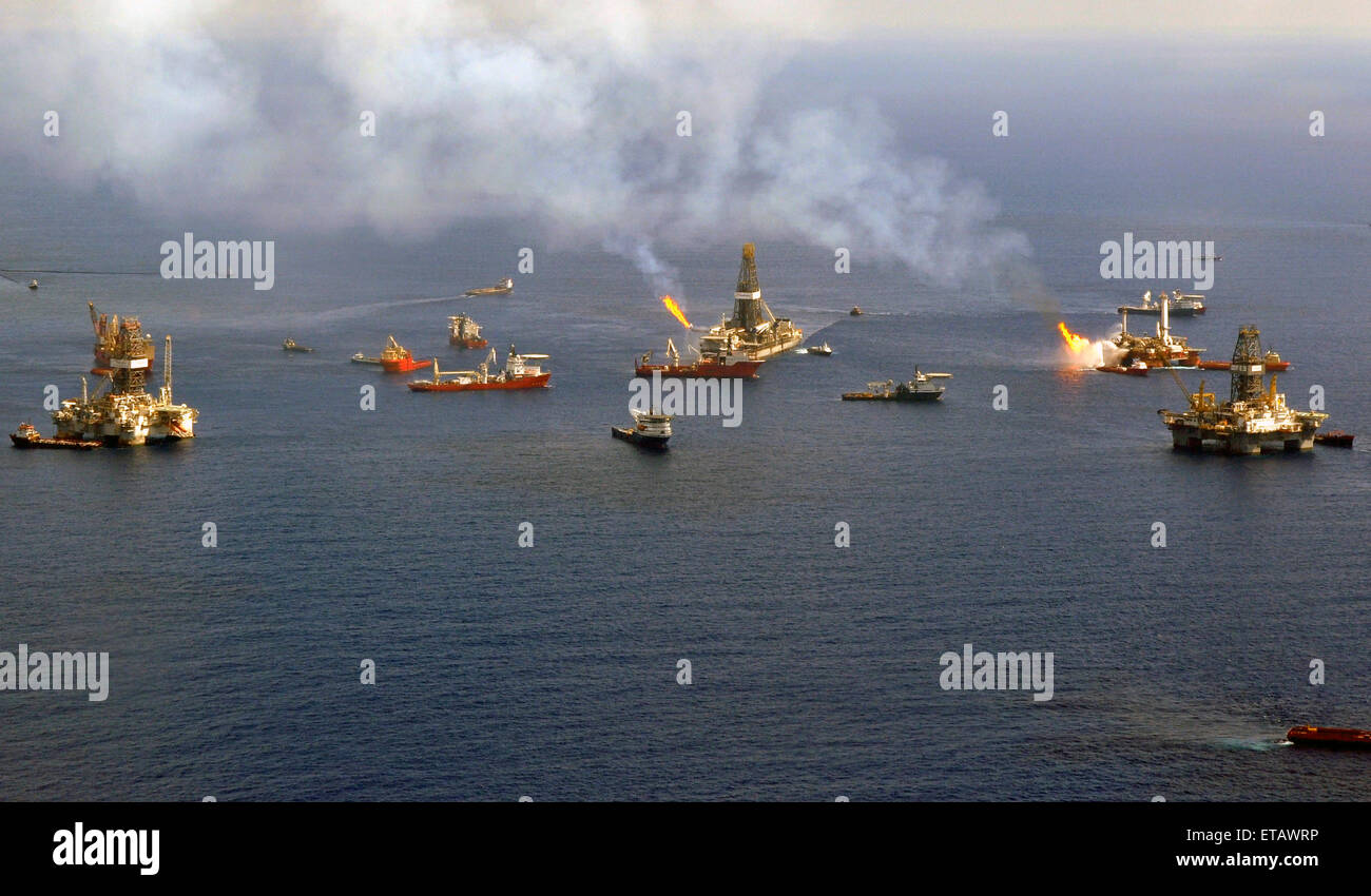 Lo scopritore Enterprise e il Q4000 continuare a svasarsi off gas come le navi che si raccolgono intorno al montante di rotte a BP Deepwater Horizon oil spill sito di emergenza come gli sforzi per contenere il gusher continuare a giugno 28, 2010 nel Golfo del Messico. Foto Stock