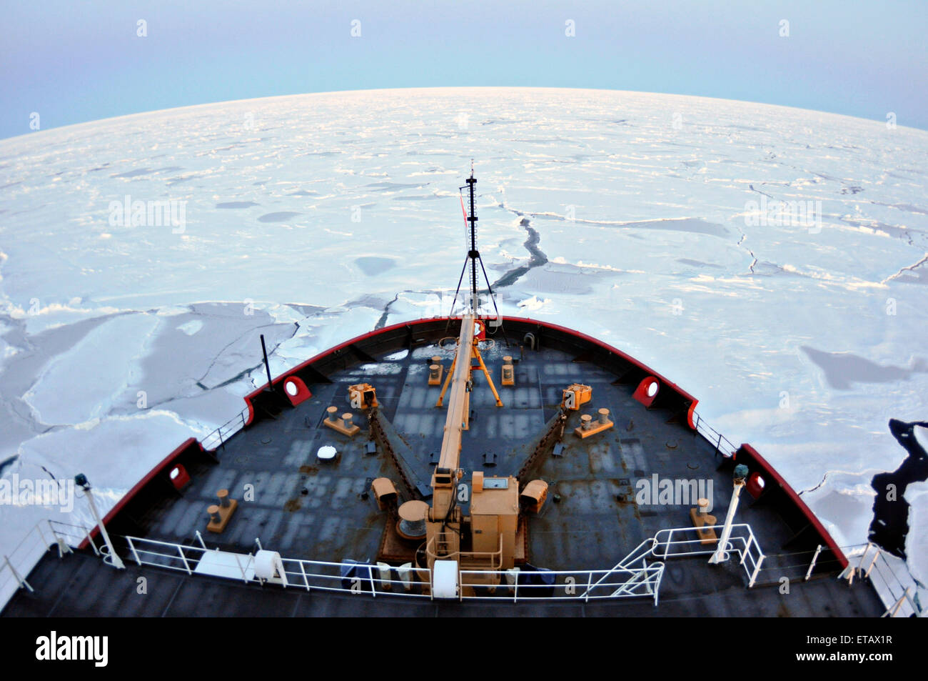 Vista guardando fuori la prua della Guardia Costiera canadese heavy icebreaker CCGS Louis S. St-Laurent che rompe il ghiaccio 2 settembre 2009 nell'Artico. Foto Stock