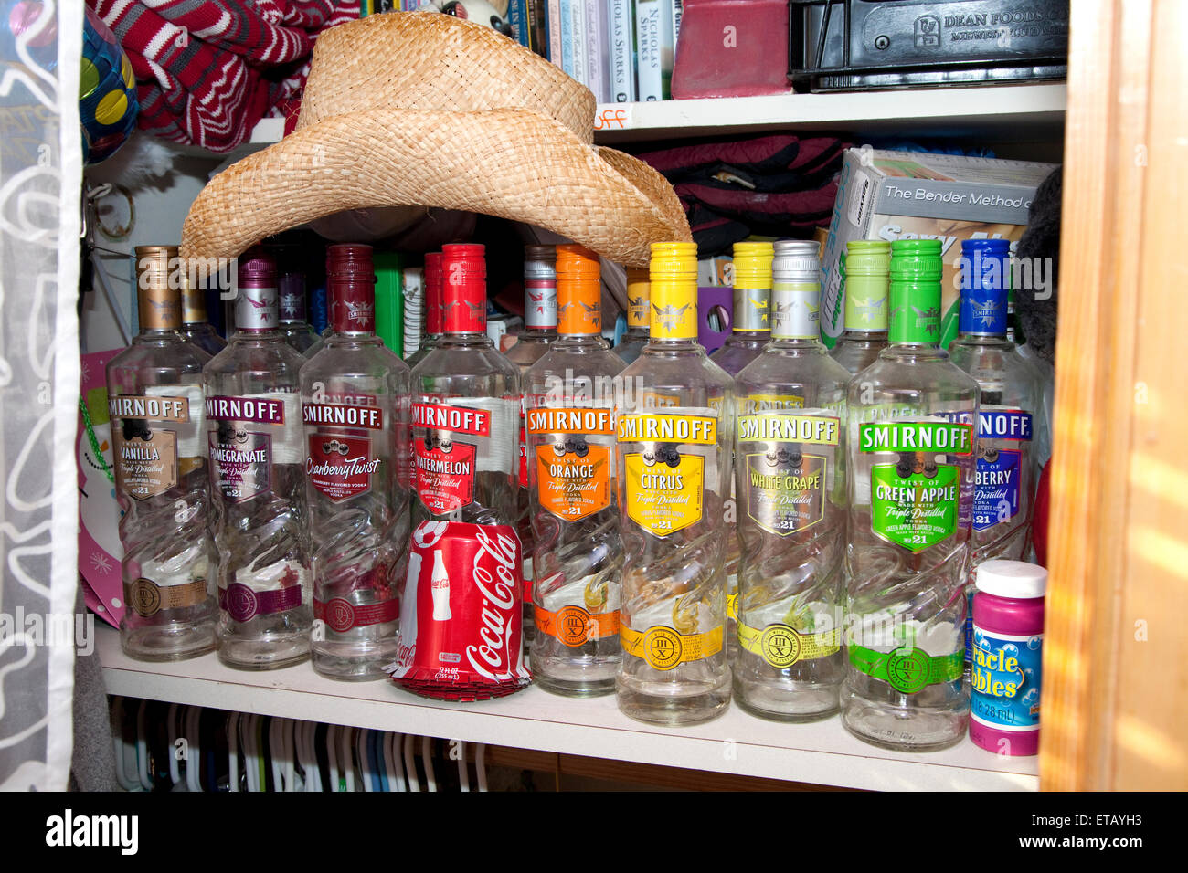 I giovani adulti armadio collezione di consumata aromatizzati Smirnoff Vodka bottiglie. Downers Grove Illinois IL USA Foto Stock