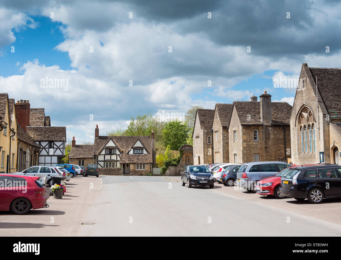 Vista di una strada nel villaggio di Lacock, Wiltshire, Inghilterra, Regno Unito Foto Stock