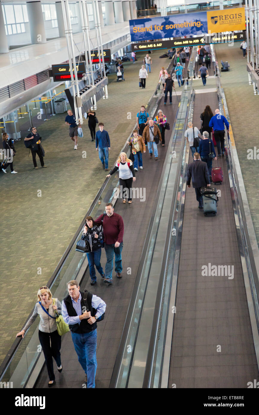 Denver, Colorado - Passeggeri su tapis roulant all'Aeroporto Internazionale di Denver. Foto Stock