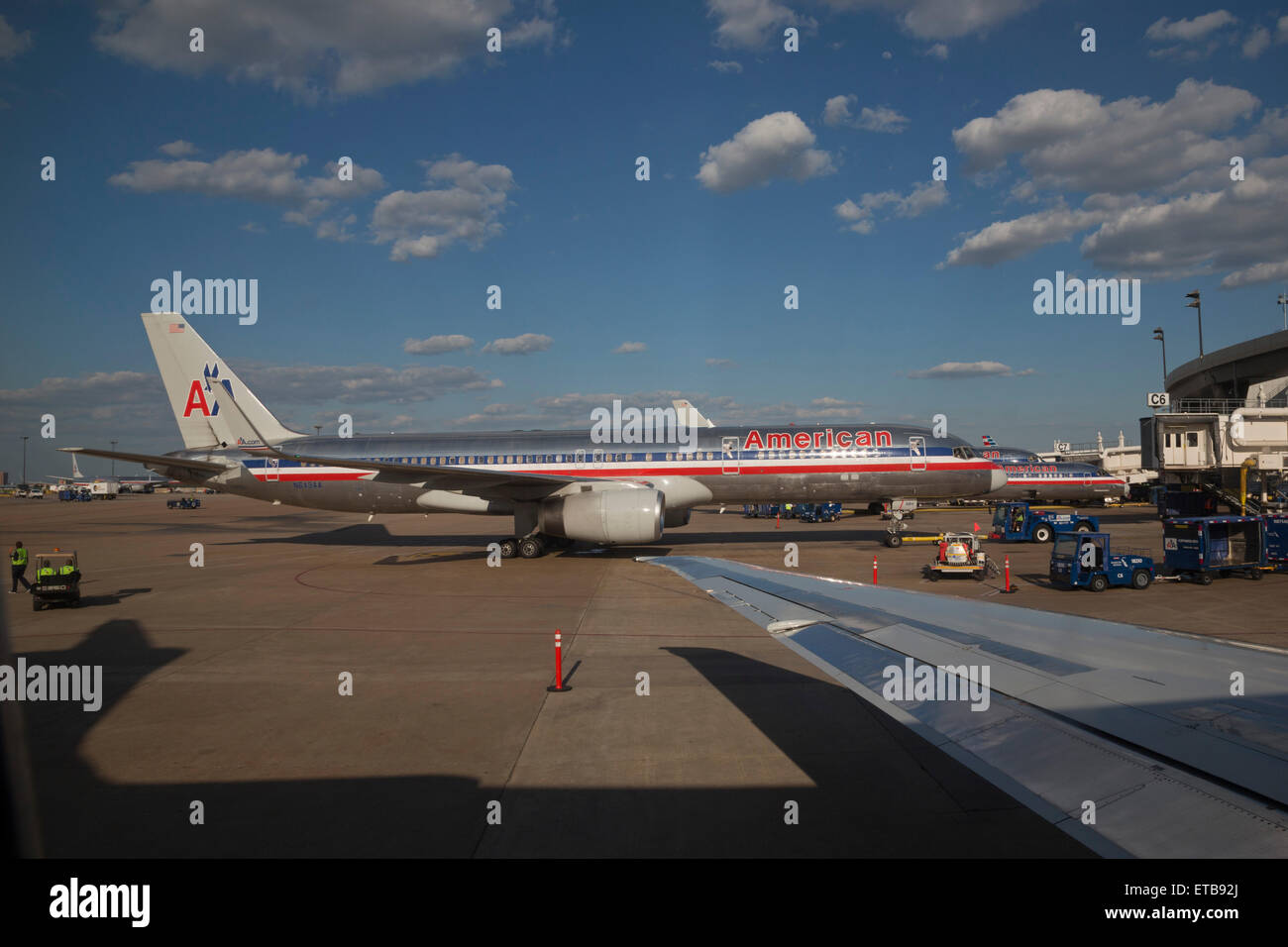 Dallas/Aeroporto Internazionale Fort Worth, Texas - American Airlines getti a DFW. L'aeroporto è americano più grande del mozzo. Foto Stock