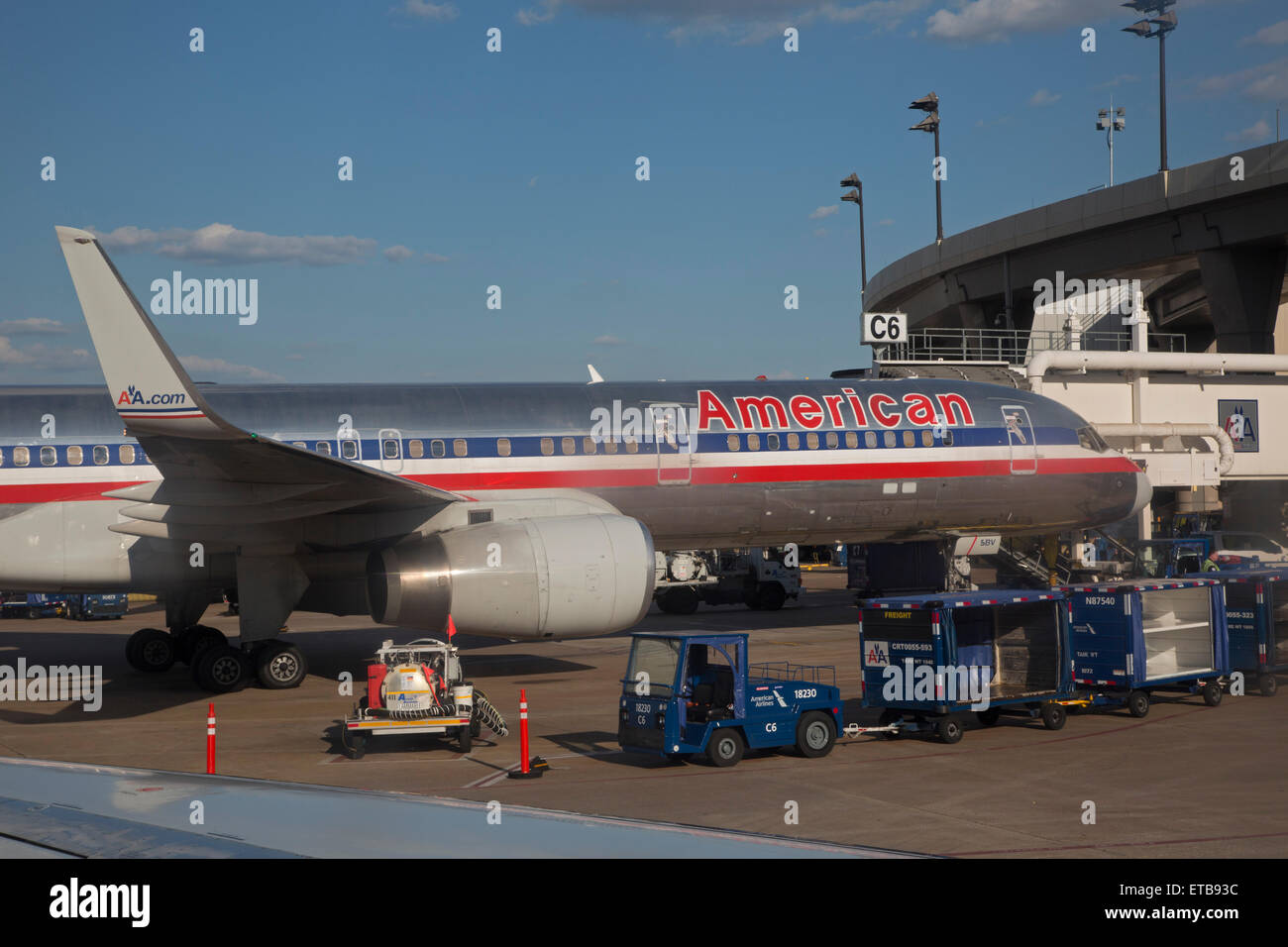 Dallas/Aeroporto Internazionale Fort Worth, Texas - Un American Airlines jet a DFW. L'aeroporto è americano più grande del mozzo. Foto Stock