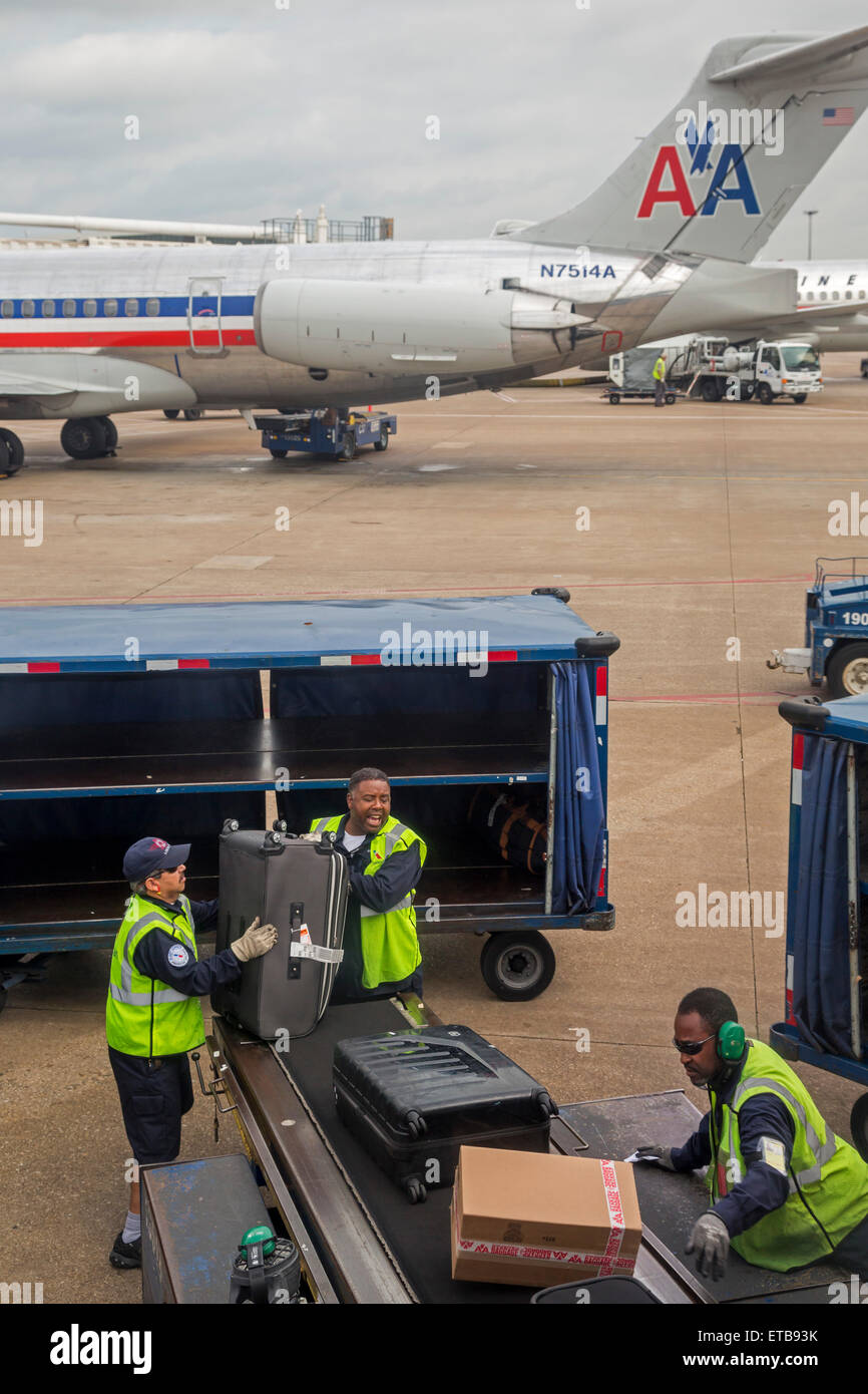 Dallas/Aeroporto Internazionale Fort Worth, Texas - Un American Airlines equipaggio a terra scarica il bagaglio a DFW. Foto Stock