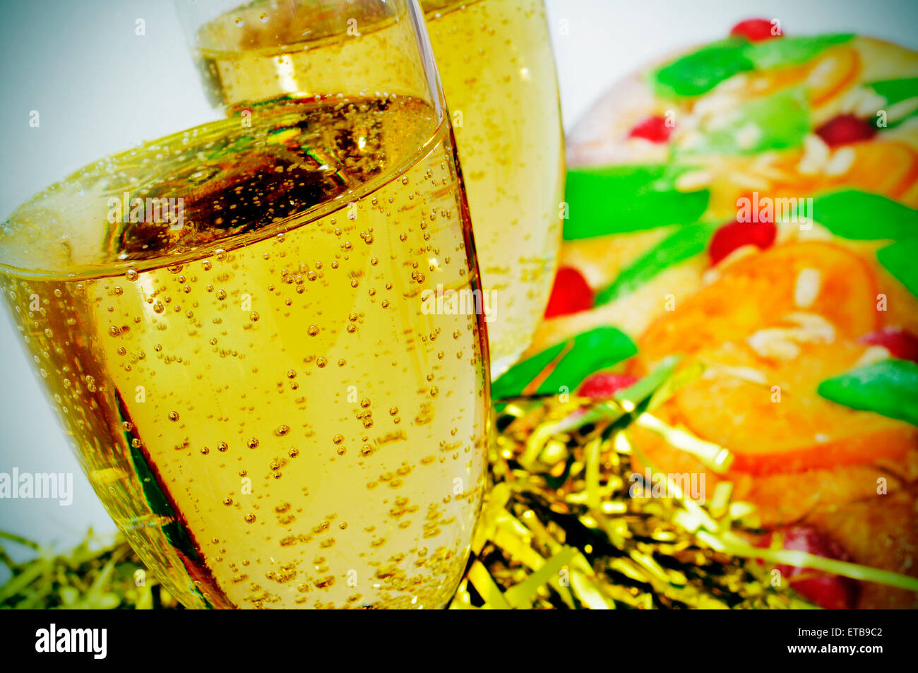 Primo piano di due bicchieri con champagne e una coca de Sant Joan, un tipico dolce torta piatta dalla Catalogna, Spagna mangiato su Saint Jo Foto Stock