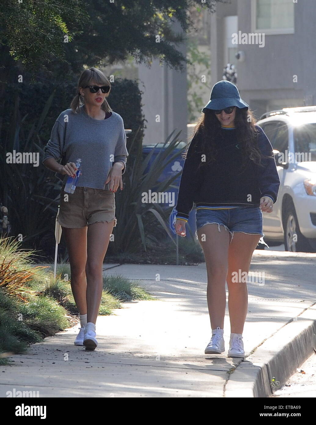 Taylor Swift e miglior pal lorde passa per una escursione a Beverly Hills. I cantanti di Chit Chat attraverso i sentieri ed è stata seguita da vicino da loro guardie del corpo. Lorde sembra essere indossando un anello sospetto sul suo anello dito. Dotato di: Taylor Swift, Lorde dove: Beverly Hills, in California, negli Stati Uniti quando: 13 Gen 2015 Credit: Cousart/JFXimages/WENN.com Foto Stock