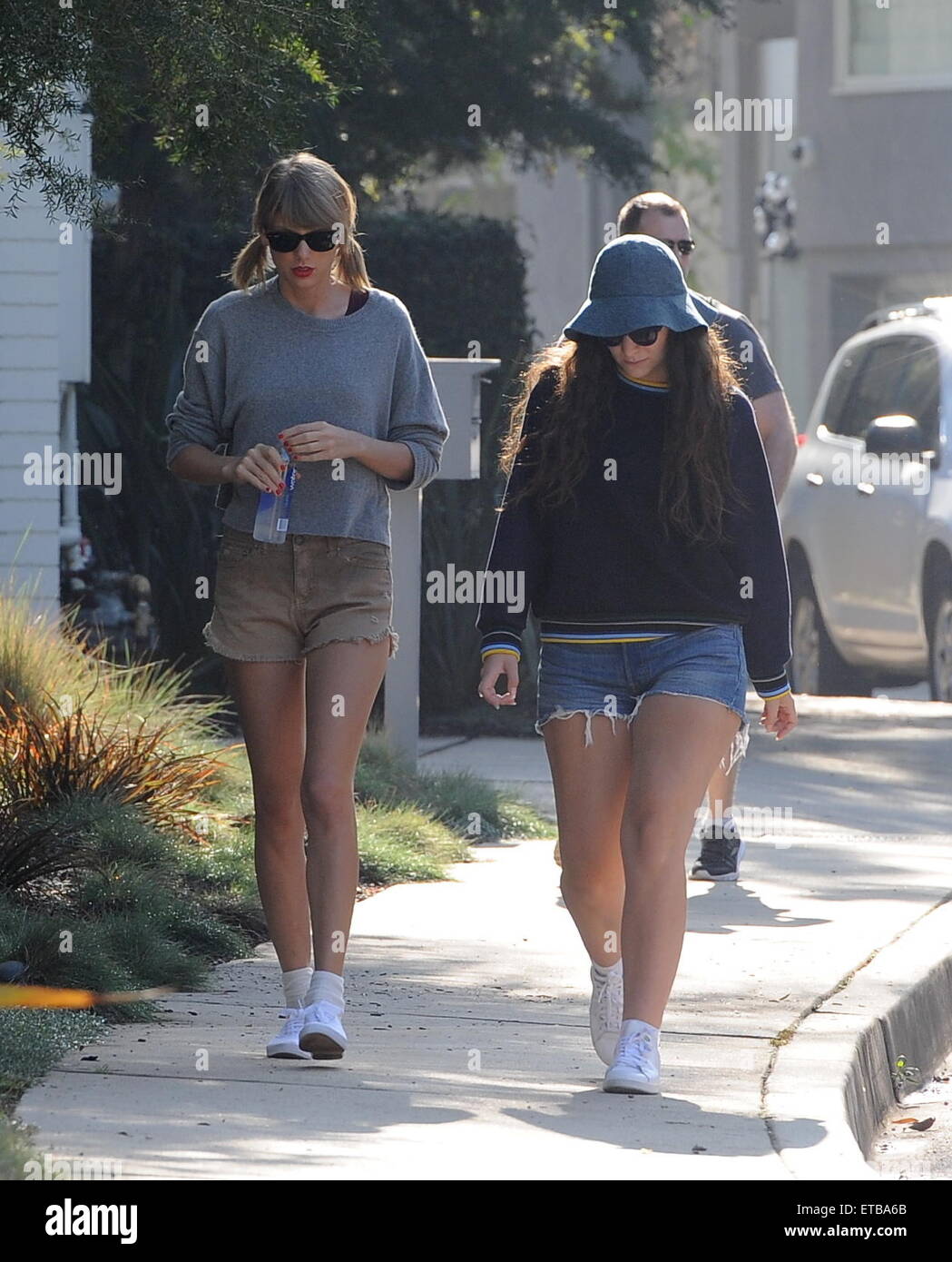 Taylor Swift e miglior pal lorde passa per una escursione a Beverly Hills. I cantanti di Chit Chat attraverso i sentieri ed è stata seguita da vicino da loro guardie del corpo. Lorde sembra essere indossando un anello sospetto sul suo anello dito. Dotato di: Taylor Swift, Lorde dove: Beverly Hills, in California, negli Stati Uniti quando: 13 Gen 2015 Credit: Cousart/JFXimages/WENN.com Foto Stock