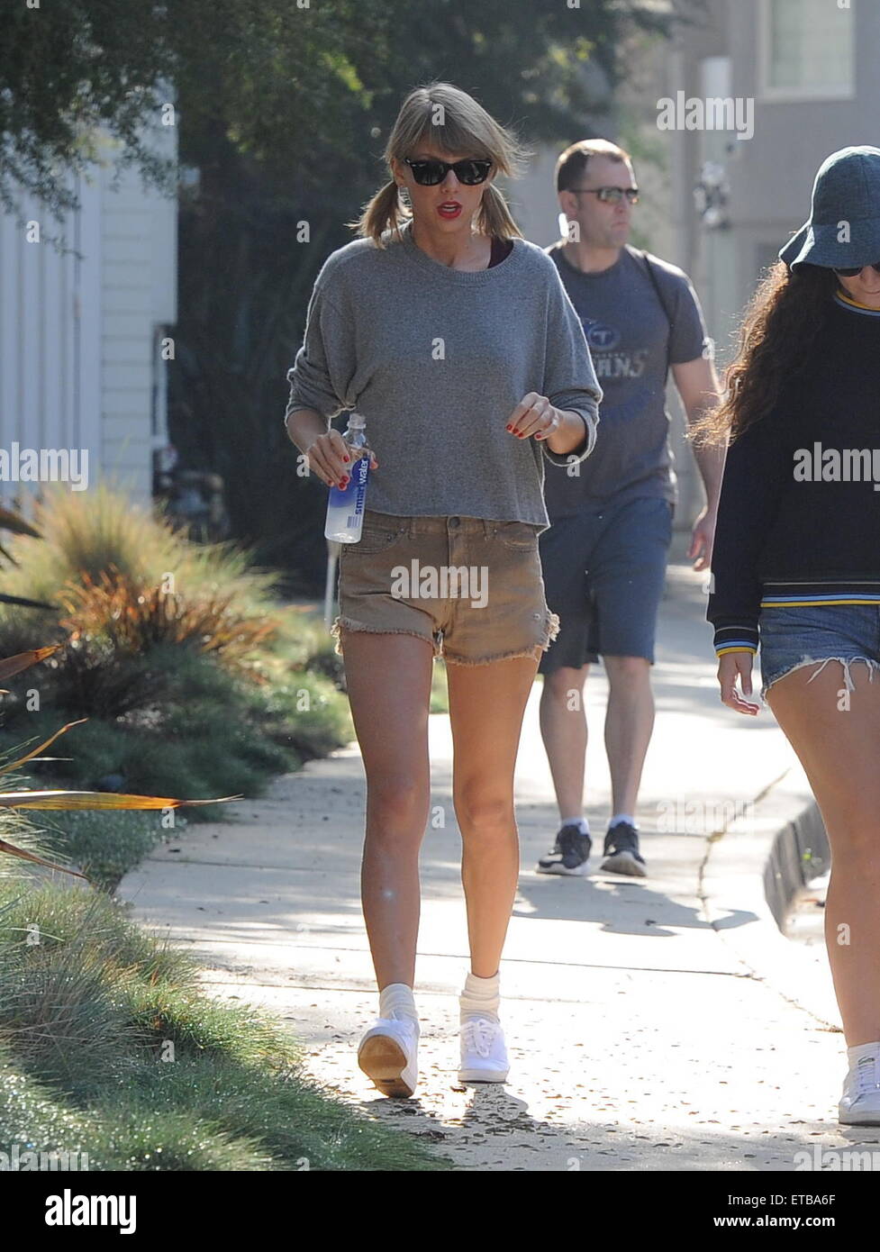 Taylor Swift e miglior pal lorde passa per una escursione a Beverly Hills. I cantanti di Chit Chat attraverso i sentieri ed è stata seguita da vicino da loro guardie del corpo. Lorde sembra essere indossando un anello sospetto sul suo anello dito. Dotato di: Taylor Swift dove: Beverly Hills, in California, negli Stati Uniti quando: 13 Gen 2015 Credit: Cousart/JFXimages/WENN.com Foto Stock